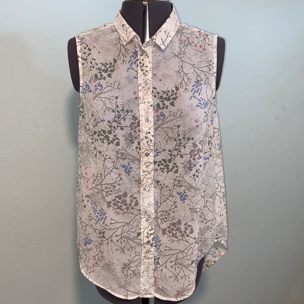 Sheer H&M tank top with shell buttons size 8 Has little trees and leaves on it